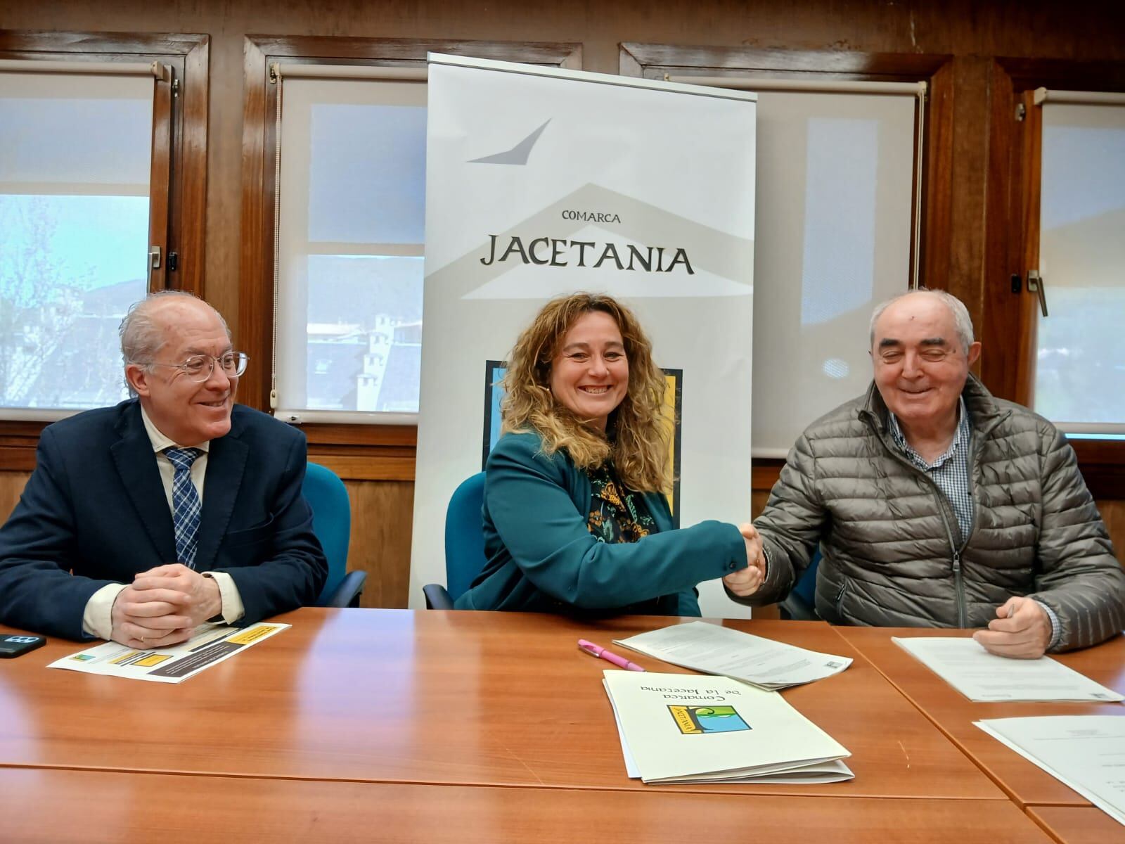 El acuerdo ha sido rubricado por la presidenta de la Comarca de La Jacetania, Olvido Moratinos Gracia, y el presidente de la Cámara de Comercio, Manuel Rodríguez Chesa, en compañía de su vicepresidente, Víctor Barrio