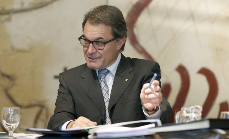GRA052 BARCELONA 21/10/2014.- El presidente de la Generalitat, Artur Mas, durante la reunión semanal del Govern, que analiza la petición de la ANC de celebrar unas elecciones plebiscitarias en tres meses y la reclamación de ERC e ICV de "dignificar" la nueva consulta del 9N para retomar la unidad. EFE/Andreu Dalmau