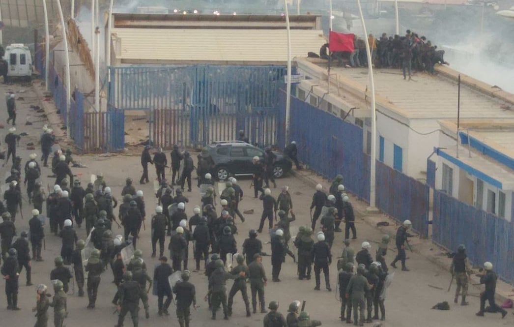 Fotografías cedidas a EFE por una vecina del Barrio Chino, en la provincia de Nador y fronterizo con Melilla del momento en el que que los migrantes intentaban saltar la valla fronteriza