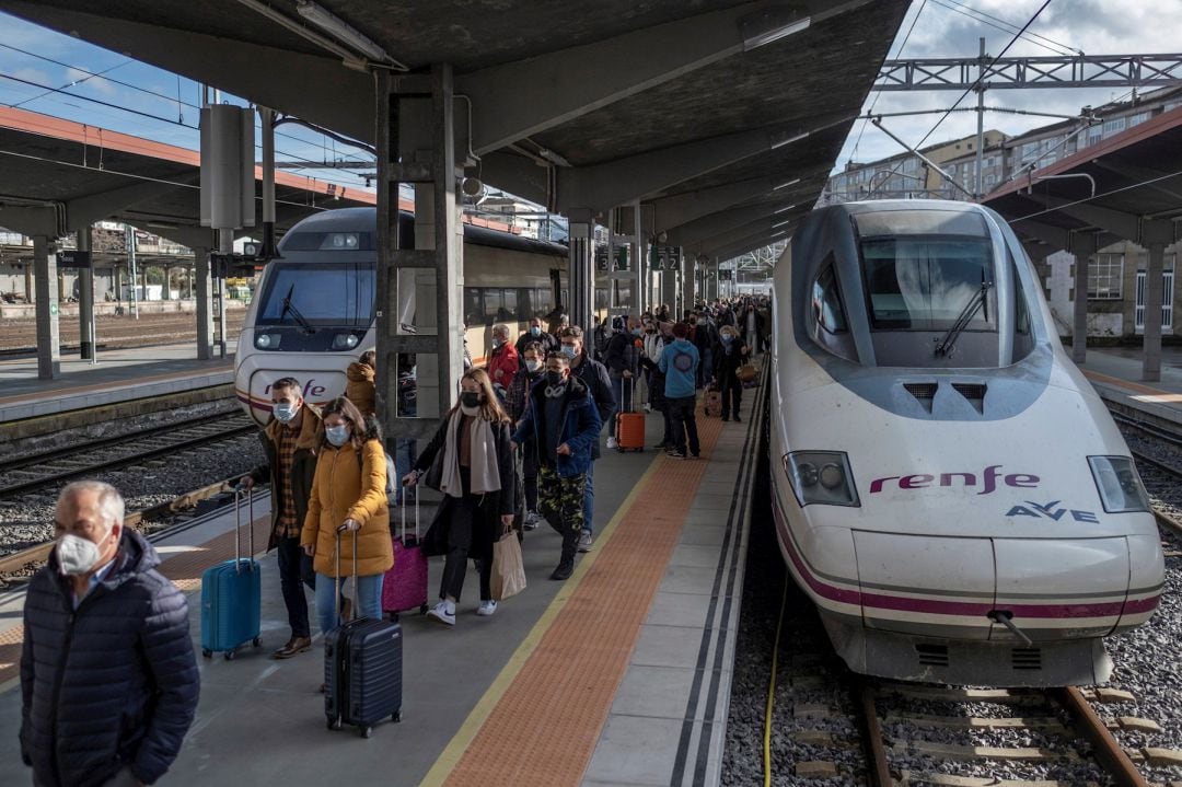 Pasajeros en el exterior del tren tras el primer viaje comercial de la línea de AVE entre Madrid y Galicia