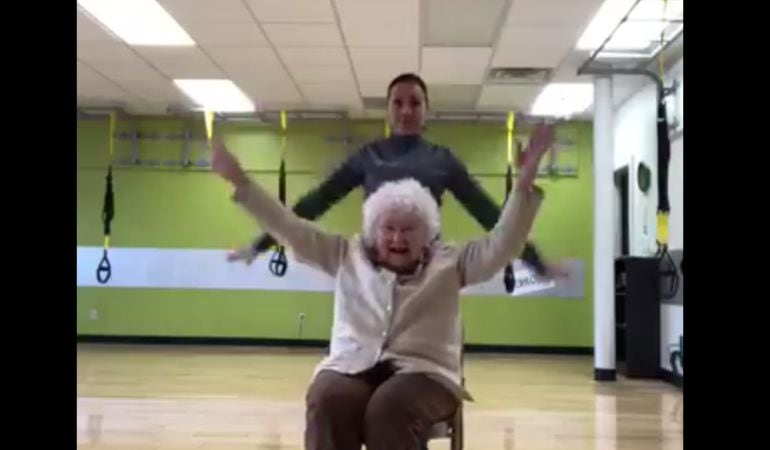 Captura de la anciana de 93 años bailando.