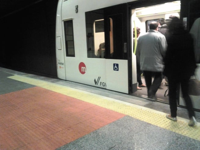 Detalle de la nueva plataforma para sillas de ruedas instalada en la estación de Colón