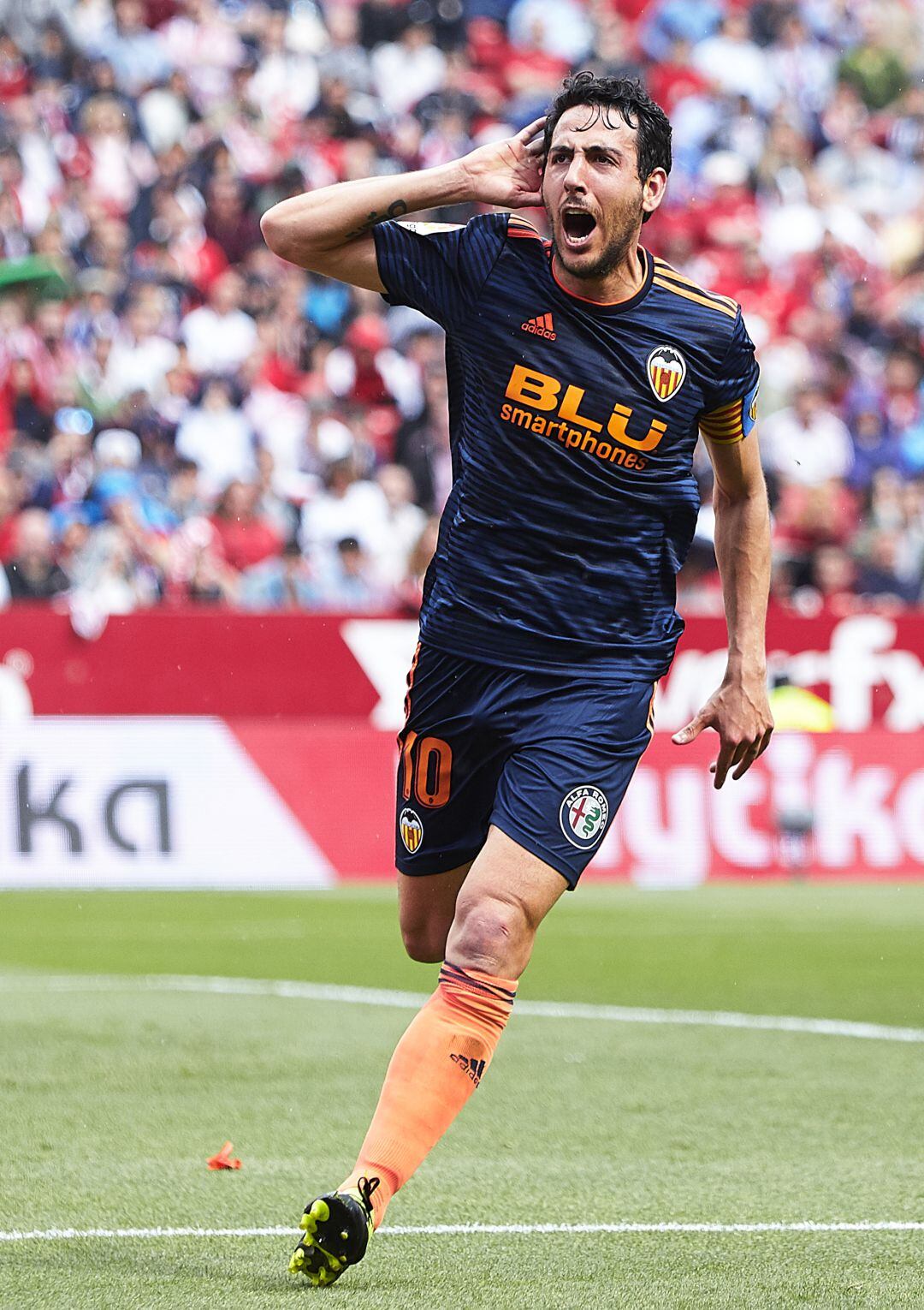 SEVILLE, SPAIN - MARCH 31: Daniel Parejo of Valencia CF celebrates scoring his team&#039;s opening goal with team mates during the La Liga match between Sevilla FC and Valencia CF at Estadio Ramon Sanchez Pizjuan on March 31, 2019 in Seville, Spain. (Photo by Quality Sport Images, Getty Images)