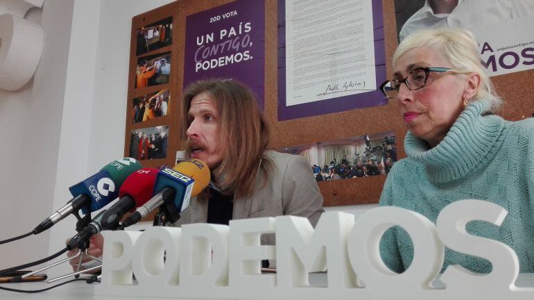 El secretario general de Podemos en Castilla y León, Pablo Fernández, junto a la procuradora zamorana, Maria Josefa Rodríguez Tobal