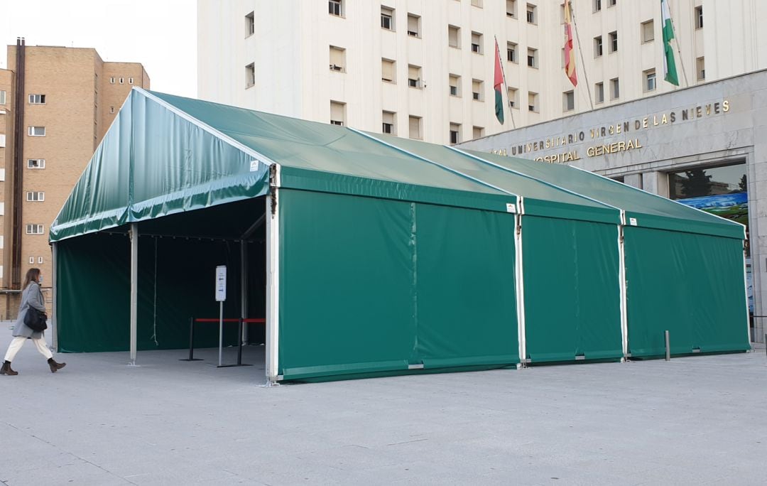Carpa de entrada al hospital Virgen de las Nieves de Granada preparada para proteger a quienes van a entrar al centro sanitario y tienen que aguardar, en casos, cola mientras los vigilantes de seguridad comprueban sus credenciales, citas, etc.