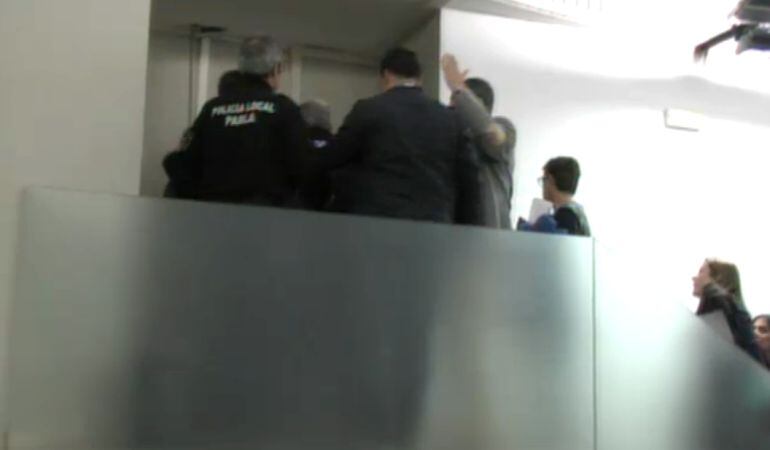 La retransmisión en directo del pleno ha captado el momento de tensión entre los concejales