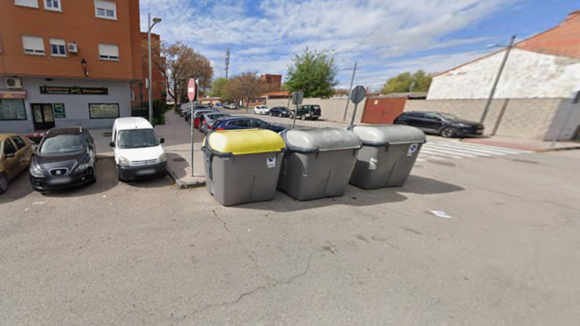 Cubos de basura en el centro de Humanes de Madrid