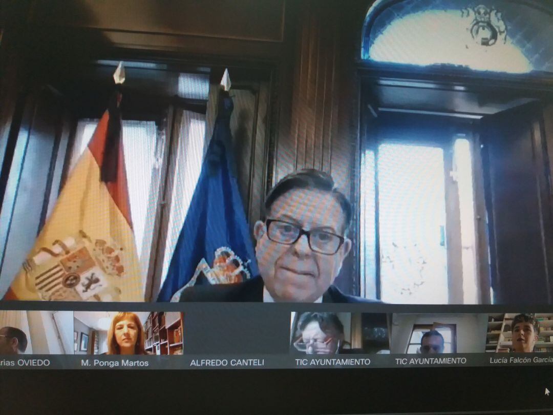 El Alcalde de Oviedo, Alfredo Canteli, preside el Pleno Municipal celebrado telemáticamente