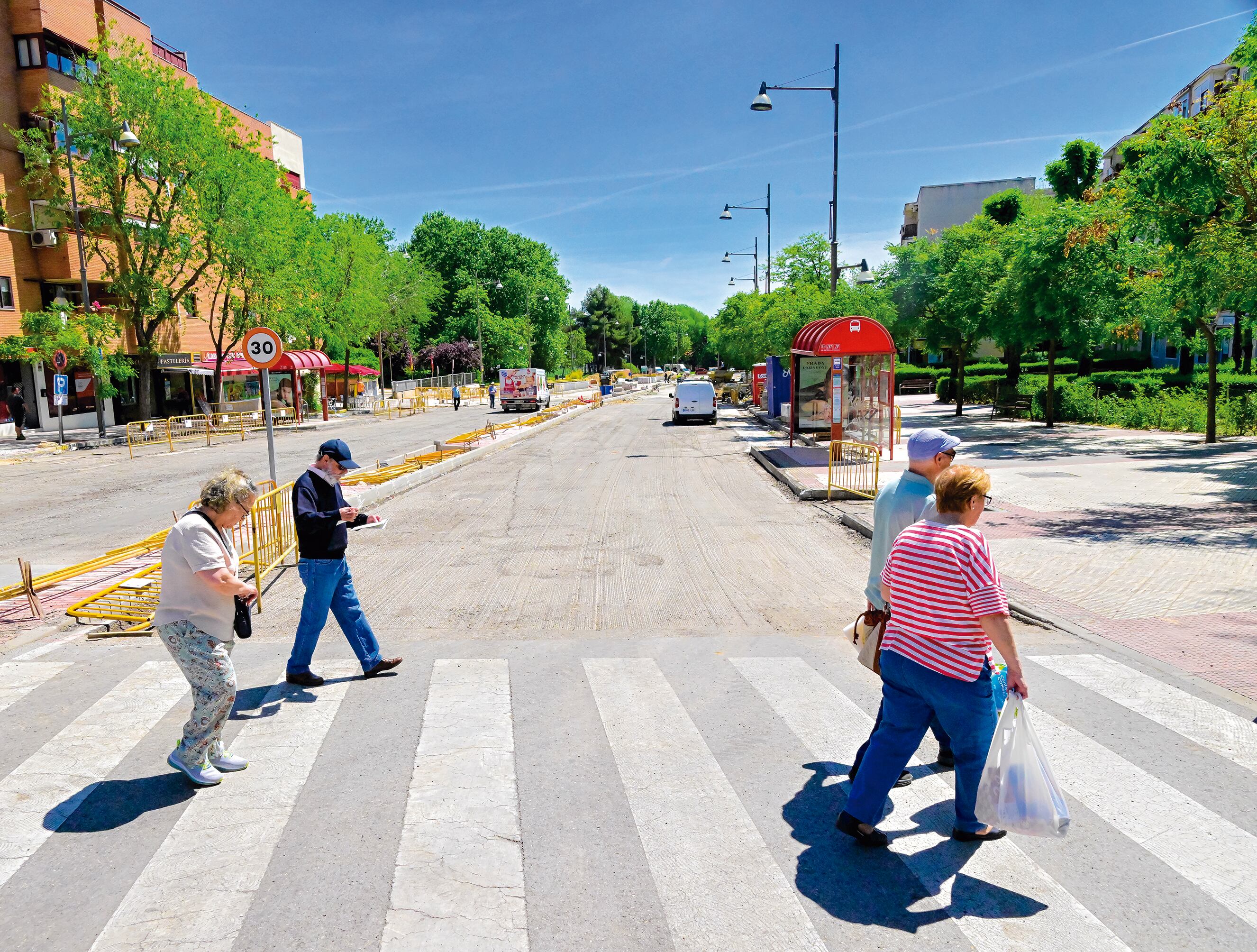 Los trabajos, destinados a la calzada y con un presupuesto de 600.000 euros, continuarán con la renovación de la acera de los pares, la colindante con el Parque de Navarra, y el ajardinamiento de la mediana de la vía