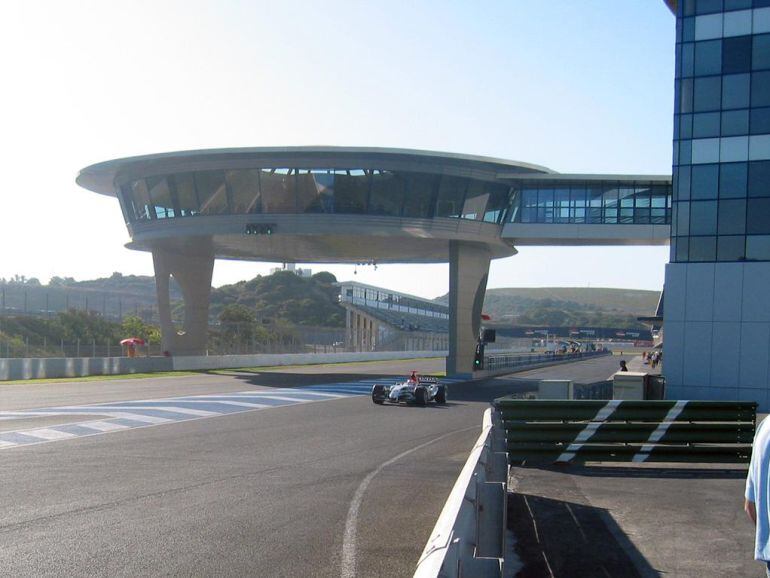 Ovni sobre el sobre el trazado del Circuito de Jerez