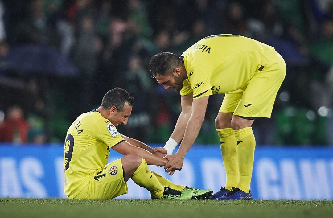 Mario Gaspar intenta consolar a Santi Cazorla en el Betis-Villarreal