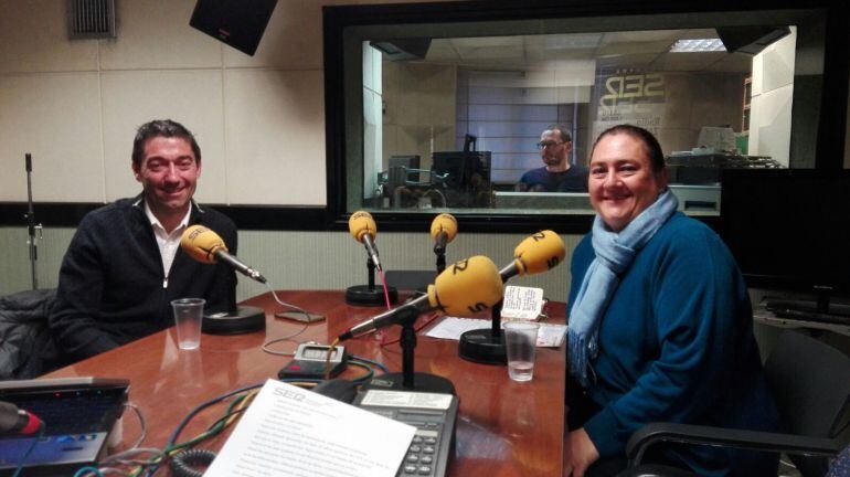 La secretaria de la asociación de guías turísticos de Zamora, Eva Jímenez, y el responsable de la Asocación de Enfermedades Raras- Corriendo con el corazón por Hugo, Raúl Vara