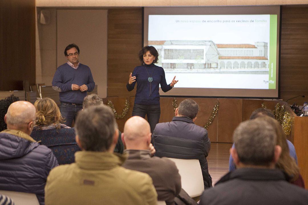 La alcaldesa de Tomiño, Sandra González, durante la presentación a los vecinos del proyecto de la biblioteca municipal en diciembre de 2017.