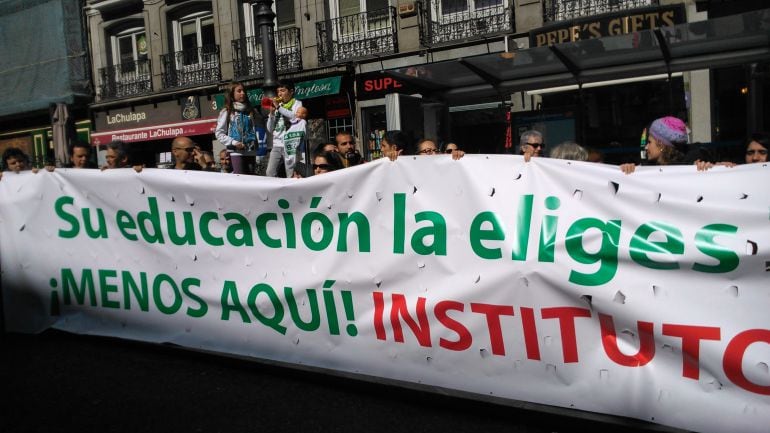 Protesta de padres, profesores y alumnos de El Boalo, Cerceda y Matalpino frente a la Consejería de Educación