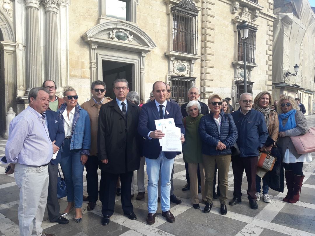 Juan García Montero, junto a sus simpatizantes, anuncia ante la Audiencia Proviincial que no pedirá la ejecución de la sentencia que declaró nulo el congreso del PP de Granada