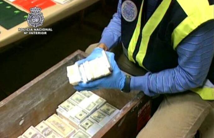 Parte de lo incautado por la Policía Nacional en la operación contra el envío de 'cartas nigerianas'.