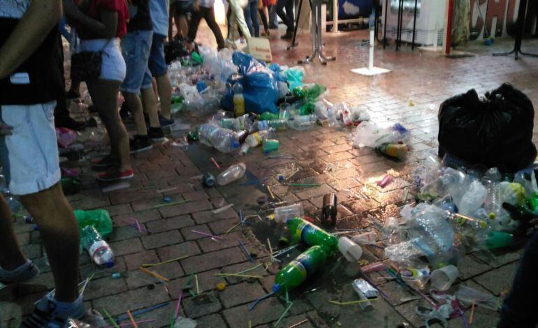 Jóvenes realizan botellón