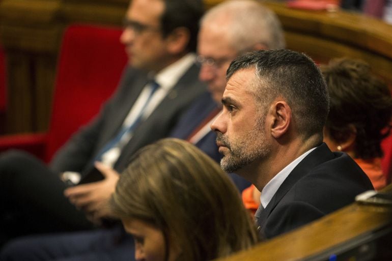 El conseller de Empresa, Santi Vila (c), durante el pleno del Parlament para abordar la respuesta a la aplicación del artículo 155 de la Constitución. 