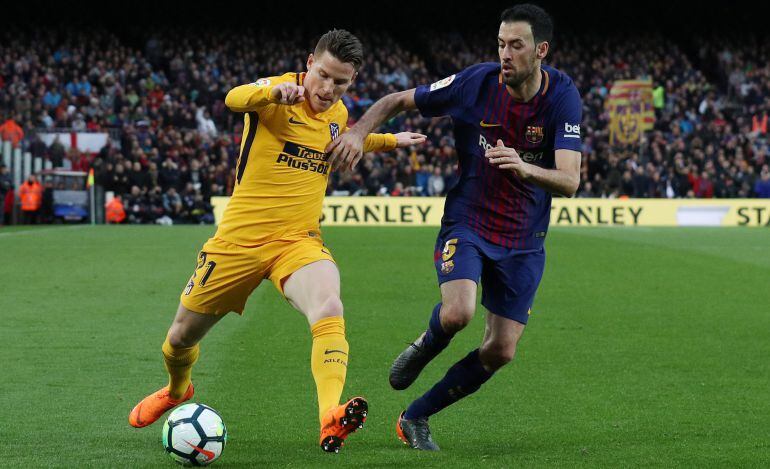 Busquets trata de frenar el avance de Gameiro