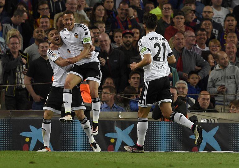 Rodrigo celebra un gol en el Camp Nou en 2016 con Siqueira y André Gomes