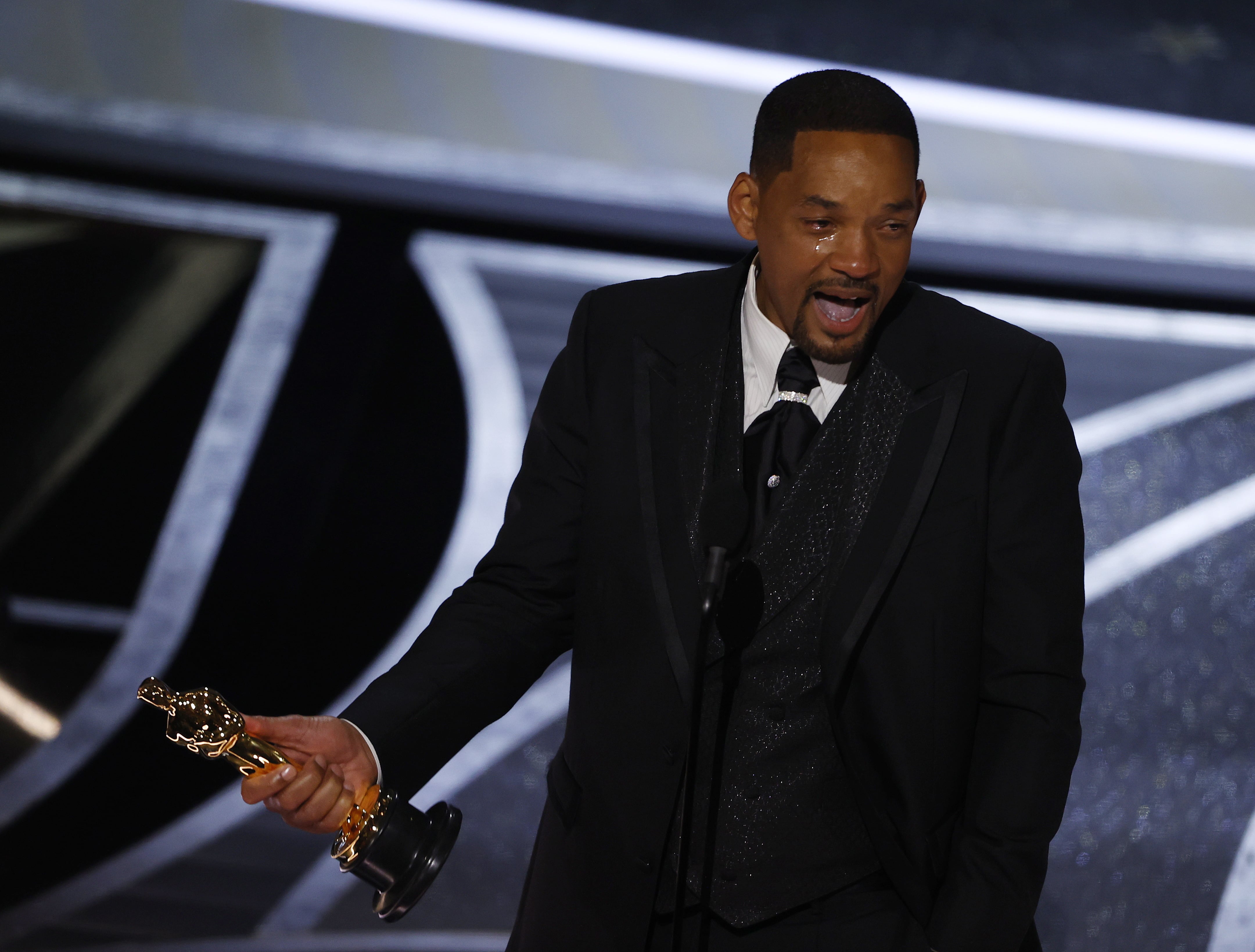 Will Smith recoge el Oscar entre lágrimas después de su agresión