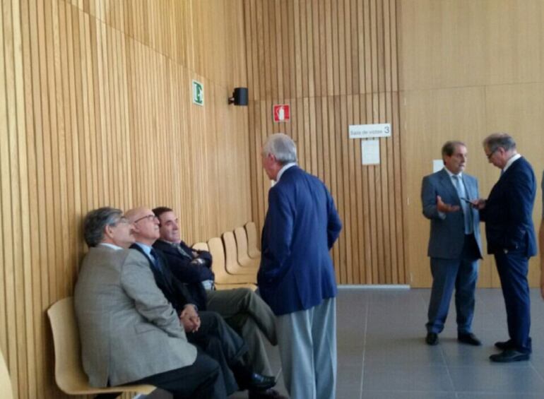 Varios antiguos consejeros del Gobierno de Aragón antes de entrar a la sala a declarar