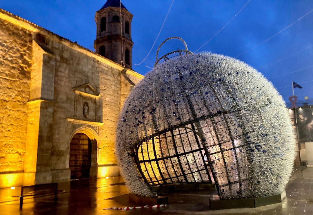 Imagen de la gran bola navideña, situada en la Plaza de la Constitución de Valdepeñas (Ciudad Real)