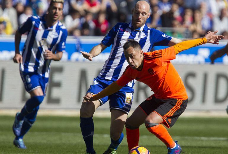 Orellana, que acabó expulsado, pugna por la pelota con Toquero