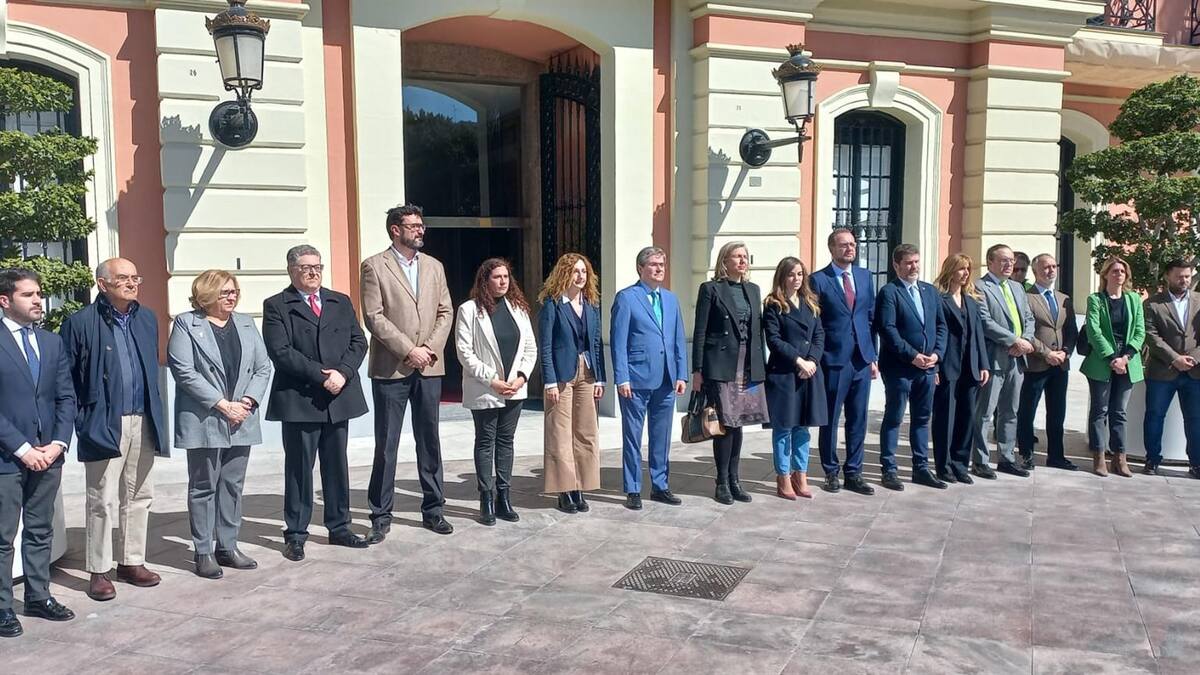 Murcia guarda un minuto de silencio por las víctimas del terrorismo y recuerda a los fallecidos en el 11-M