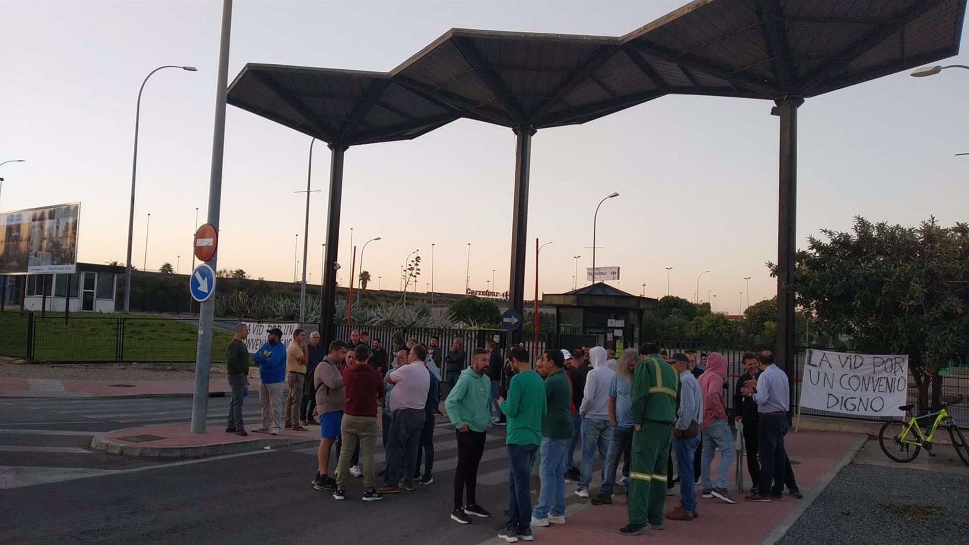 Trabajadores de la vid en la puerta de una bodega en huelga