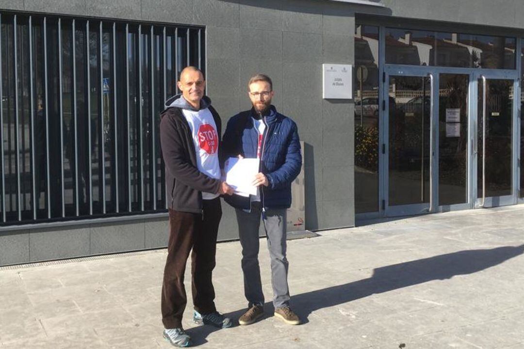 Dos membres de la plataforma presentant el recurs