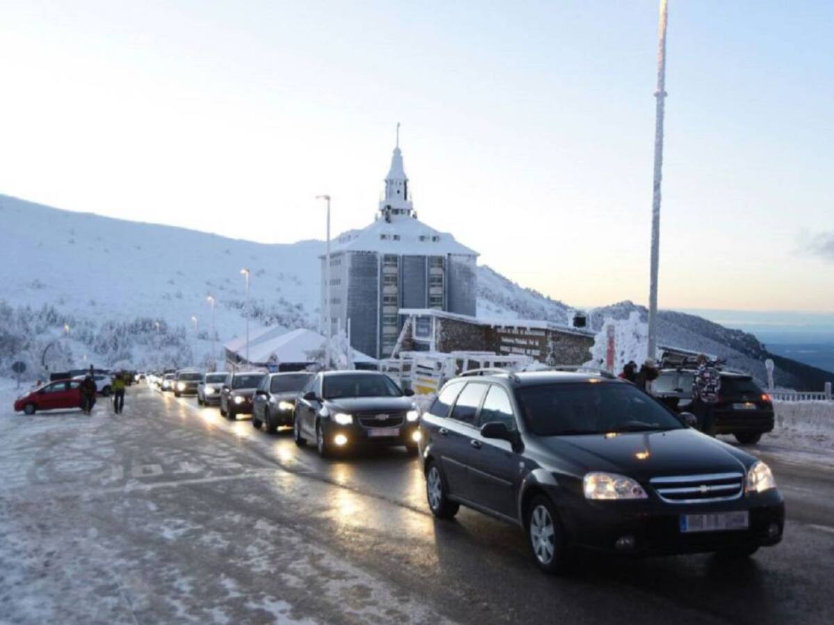 Los montañeros segovianos denuncian desigualdad en la gestión de los aparcamientos de Navacerrada y Cotos