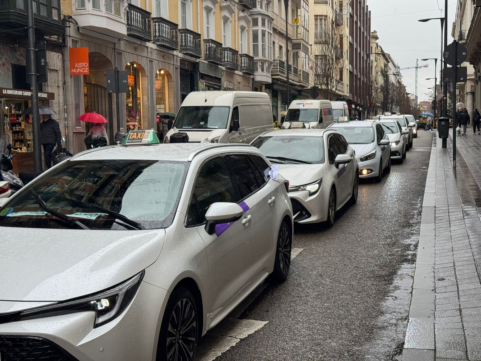 La subida de los seguros saca a los taxis a las calles: denuncian incrementos de más de 1.000