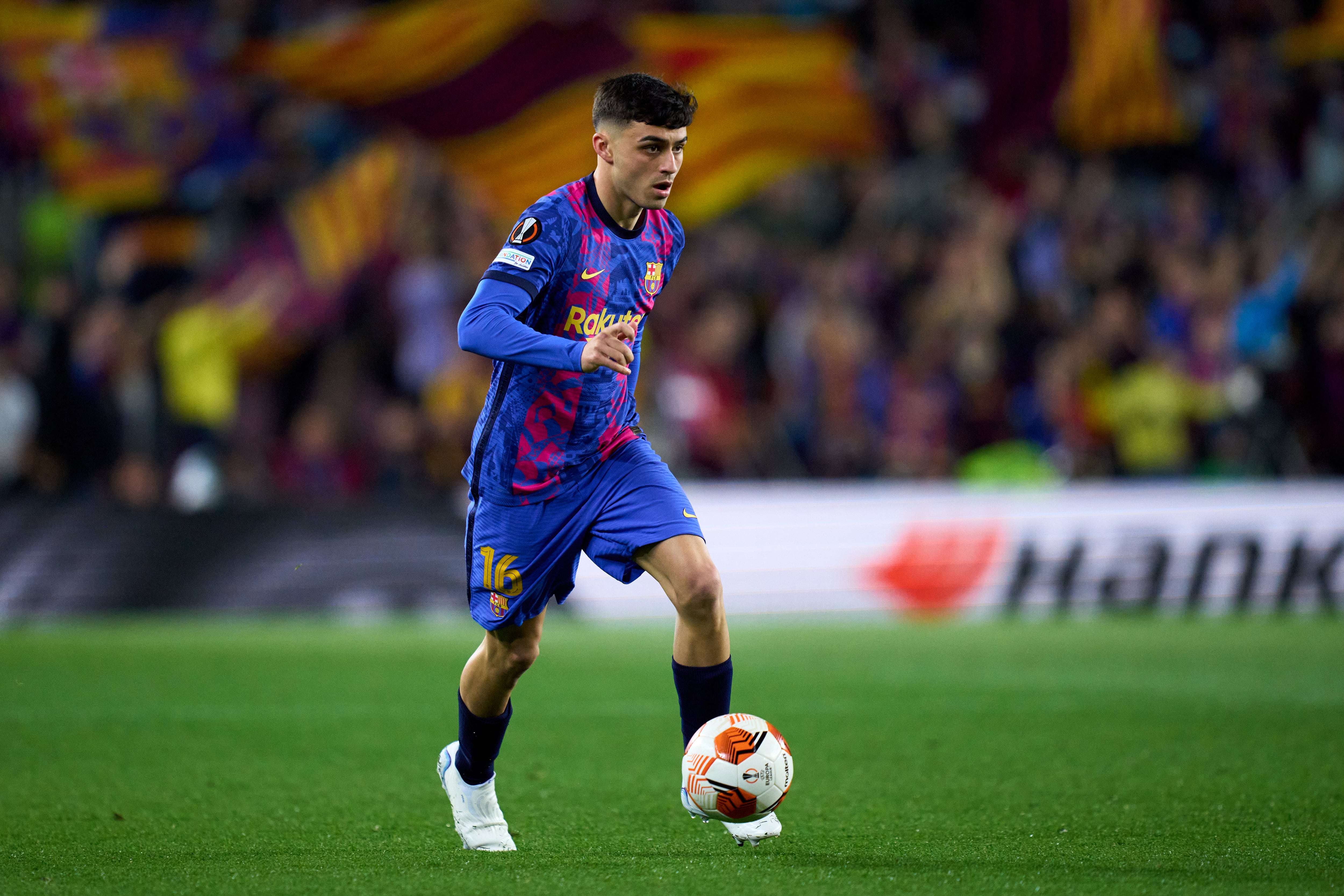 Pedro González &#039;Pedri&#039;, futbolista del FC Barcelona, durante los cuartos de final de la Europa League frente al Eintracht Frankfurt en el Camp Nou