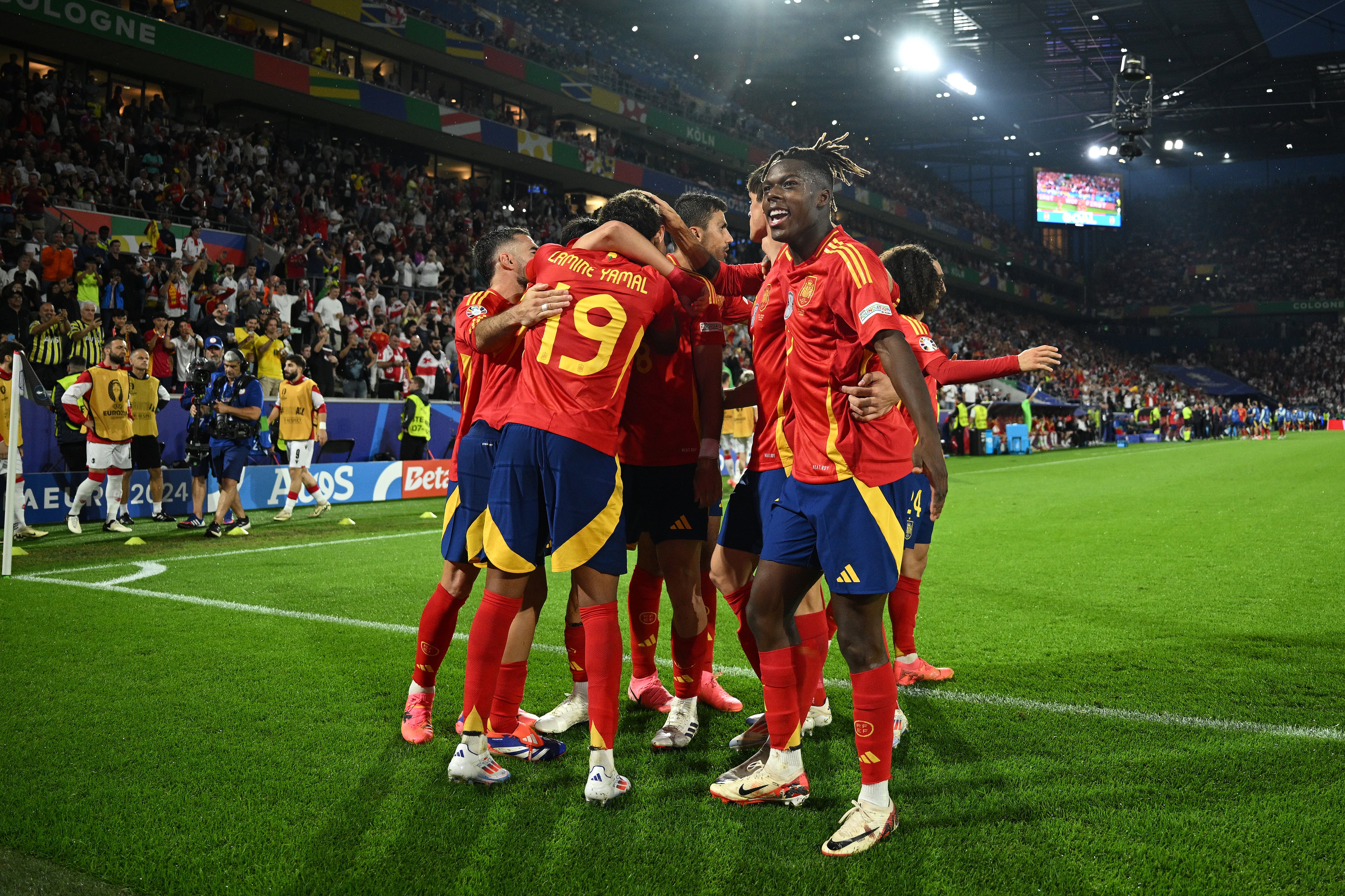 La selección española celebra su victoria.