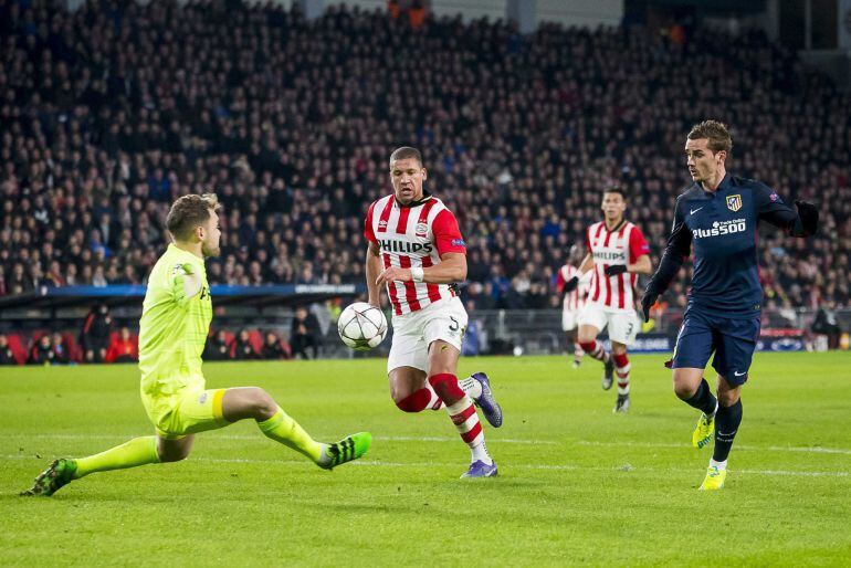 Griezmann trata de anotar un gol ante el portero Jeroen Zoet del PSV