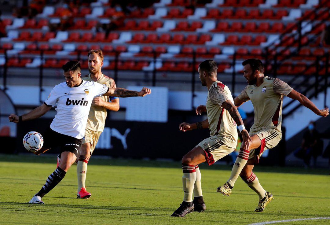 GRAFCVA7614. PATERNA (VALENCIA), El jugador uruguayo del Valencia CF Maxi Gómez (i) se dispone a chutar a portería ante varios jugadores del FC Cartagena, durante el partido amistoso que disputan este sábado con el que cierran la preparación para la próxima temporada. EFE, Manuel Bruque