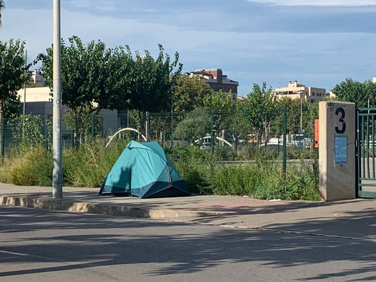 César, una persona sin hogar que vive en las calles de Castellón: "Cuando llueve, me pongo a llorar"