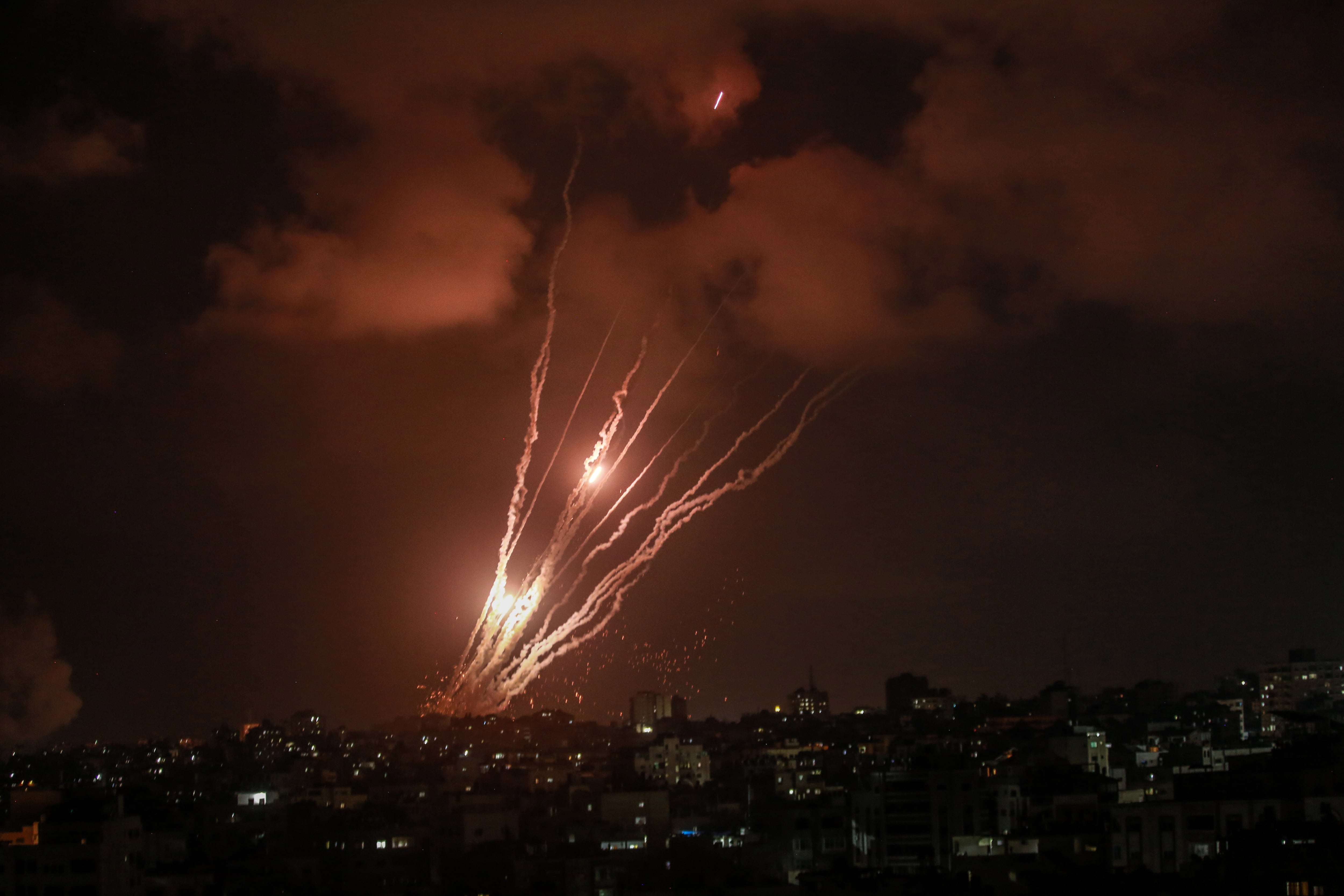 Los combatientes de las Brigadas Al-Quds, el brazo armado de la Yihad Islámica Palestina, disparan cohetes en el este de la ciudad de Gaza.