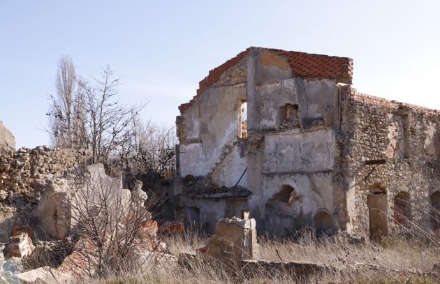 Ruinas de la antigua fábrica de papel de Villas Viejas.