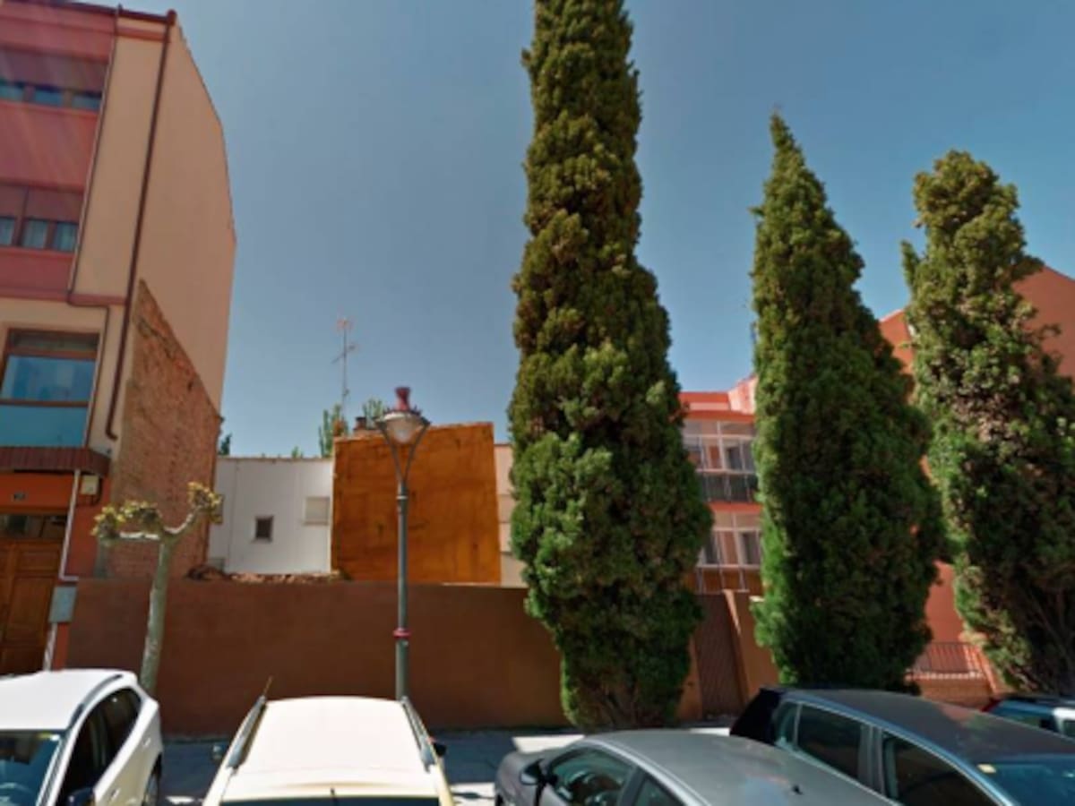 El Ayuntamiento propone regularizar alineación y alturas en una parcela de la Plaza de la Ribera