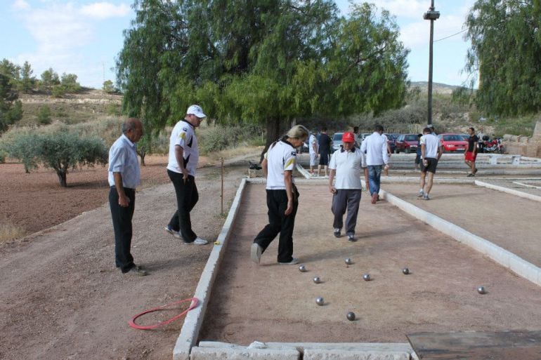 Aficionados jugando a la petanca