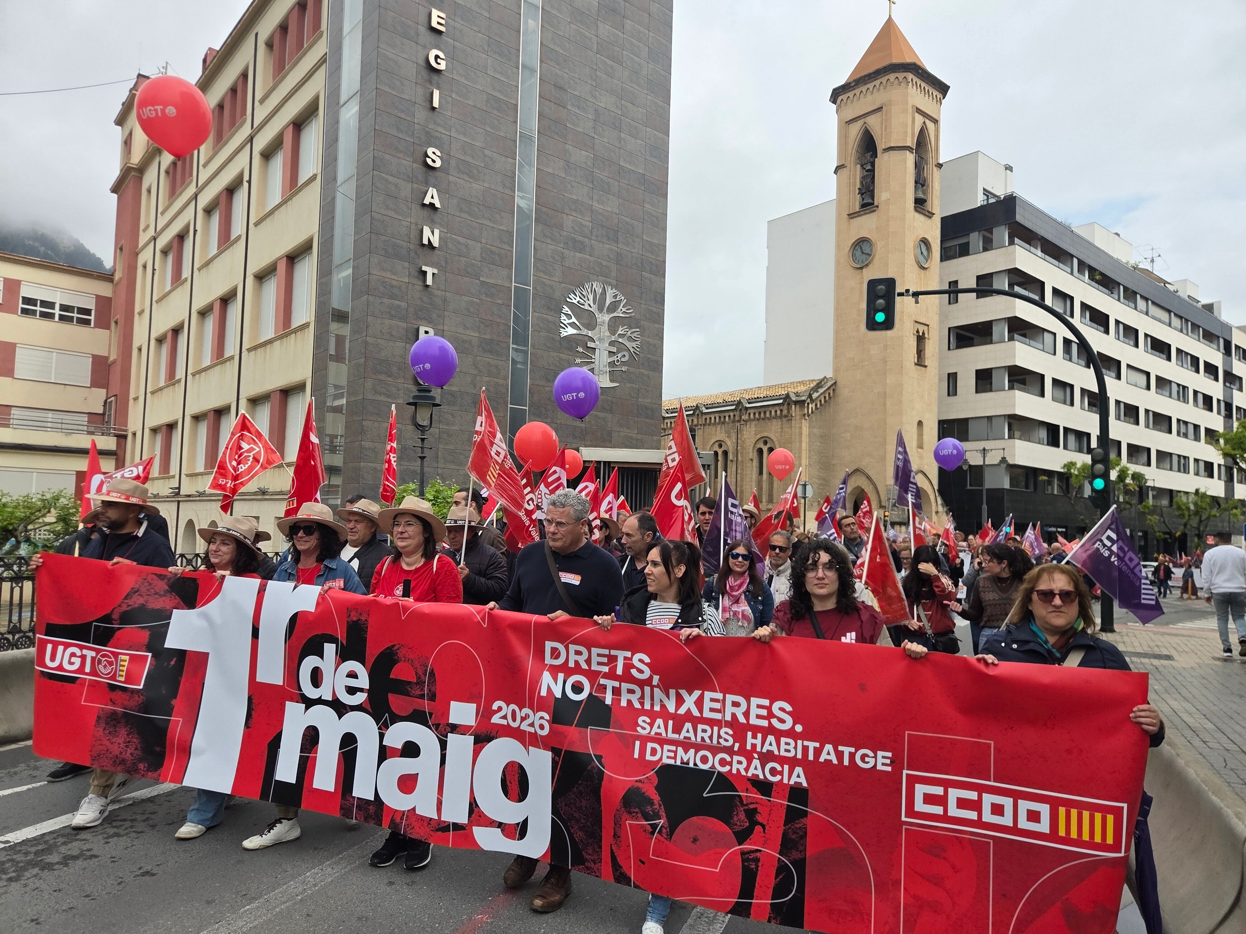 Imagen de la manifestación a su paso por el puente de Sant Roc