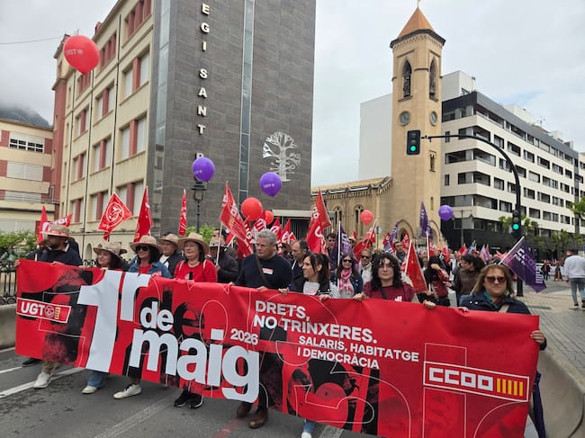 Imagen de la manifestación a su paso por el puente de Sant Roc