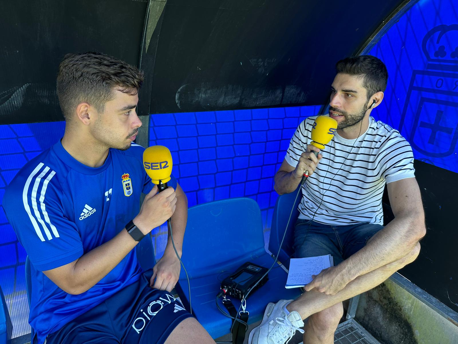 Masca y Cali González durante la entrevista desde El Requexón (Radio Asturias).