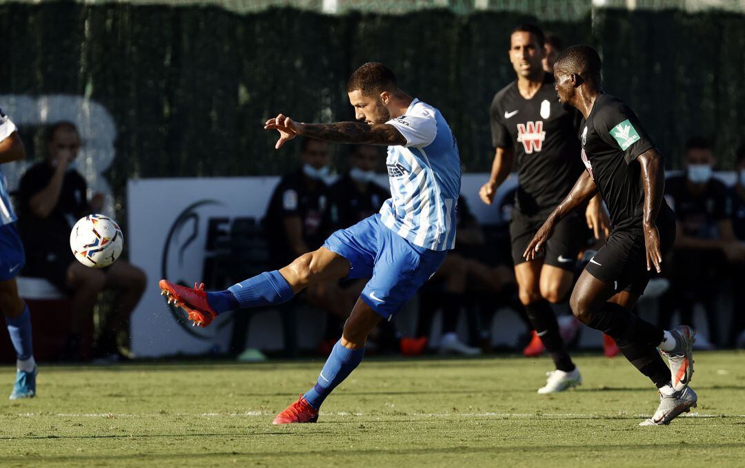 Tete Morente dispara a portería en un partido reciente de pretemporada