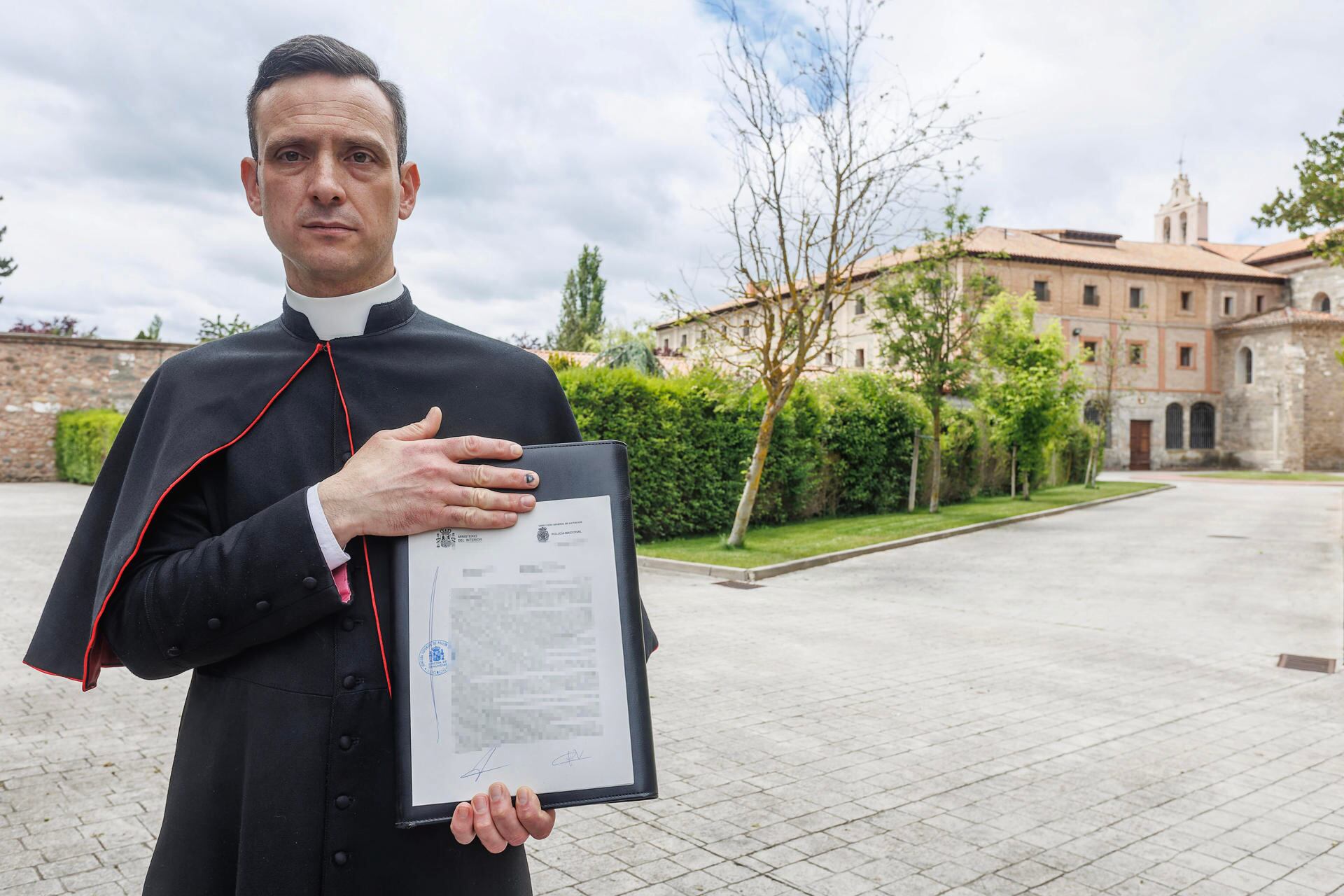 El portavoz de las clarisas de Belorado, José Ceacero, muestra la denuncia que las monjas han interpuesto contra el arzobispo de Burgos