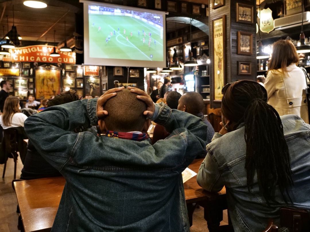 El público de un bar contempla un partido de LaLiga.