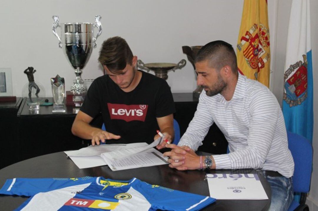 Nani, junto a Portillo, firma su nuevo contrato profesional