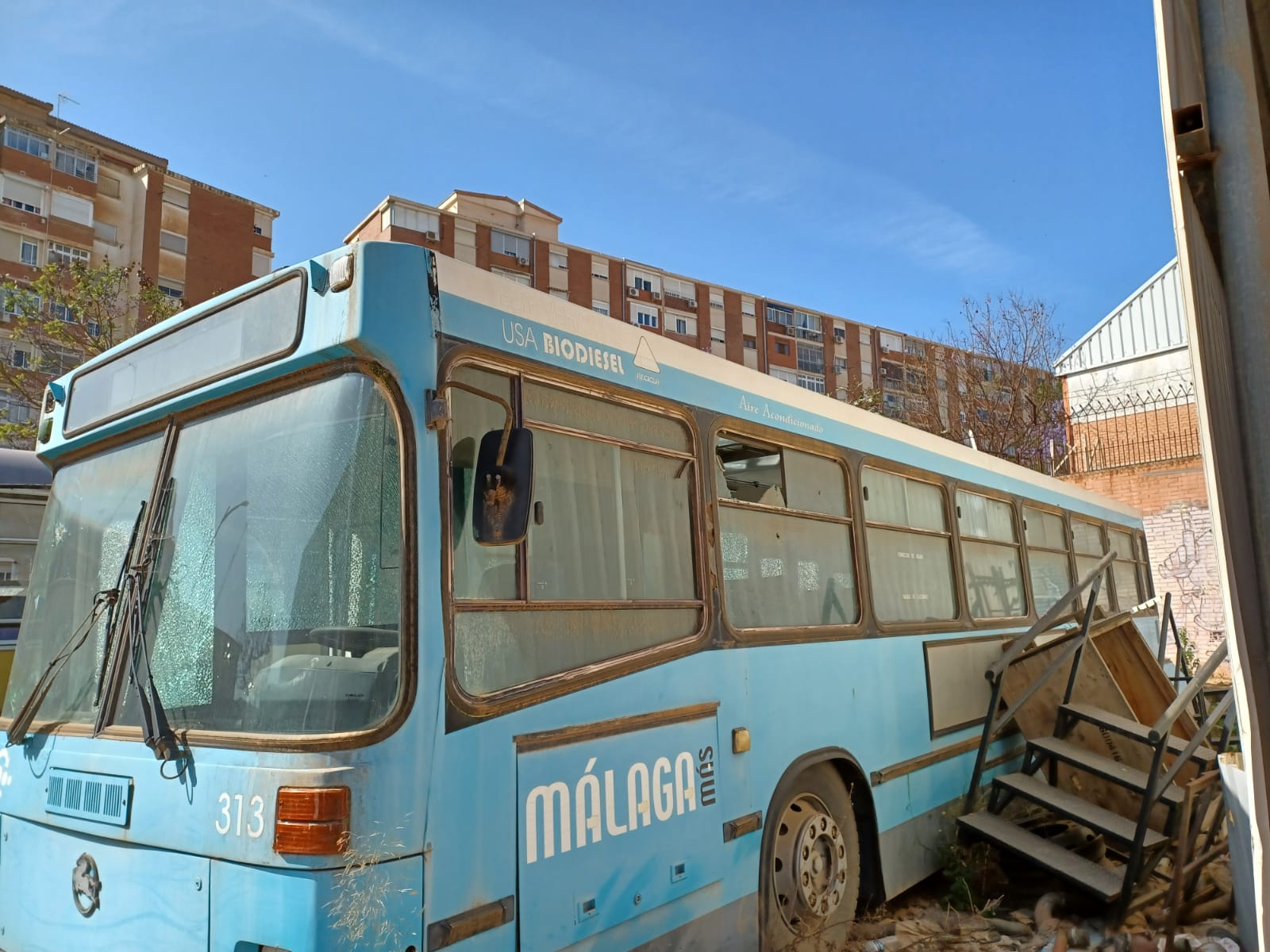 Pegaso 6424. Perteneció a la EMT malagueña. Han sido robados los perfiles de aluminio, las barras y el cableado. Además, todos sus cristales los han roto